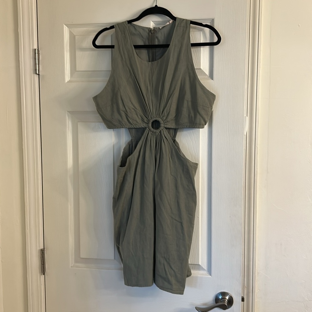 Francesca’s cut out key hole linen cotton blend dress